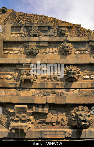 Reliefs am Tempel der gefiederten Schlange (Quetzalcoatl) in Teotihuacan, Mexiko Stockfoto