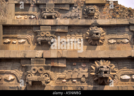 Reliefs am Tempel der gefiederten Schlange (Quetzalcoatl) in Teotihuacan, Mexiko Stockfoto