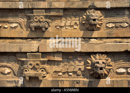 Reliefs am Tempel der gefiederten Schlange (Quetzalcoatl) in Teotihuacan, Mexiko Stockfoto