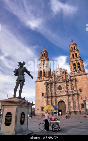 Kathedrale, Statue von Antonio Deza y Ulloa am Plaza de Armas in Chihuahua, Mexiko Stockfoto