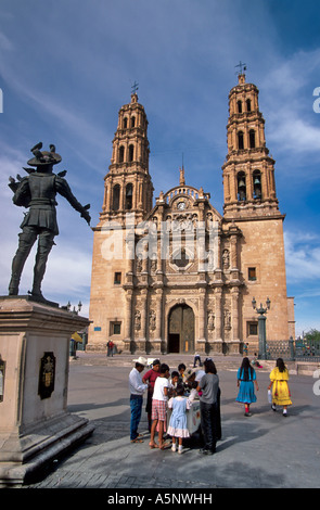 Kathedrale, Statue von Antonio Deza y Ulloa am Plaza de Armas in Chihuahua, Mexiko Stockfoto