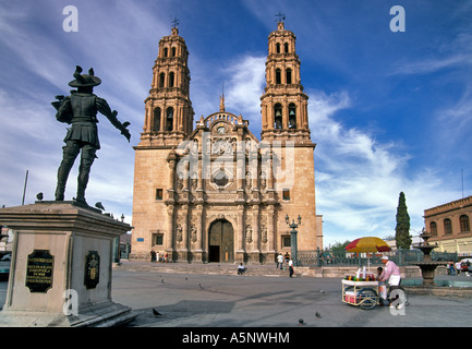 Kathedrale, Statue von Antonio Deza y Ulloa am Plaza de Armas in Chihuahua, Mexiko Stockfoto