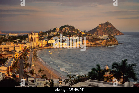 Playa Olas Altas, Leuchtturm El Faro in Dist, vom Cerro De La Neveria bei Sonnenuntergang, Mazatlan, Mexiko Stockfoto