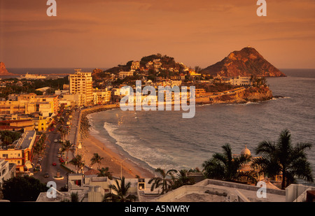 Playa Olas Altas, Leuchtturm El Faro in Dist, vom Cerro De La Neveria bei Sonnenuntergang, Mazatlan, Mexiko Stockfoto