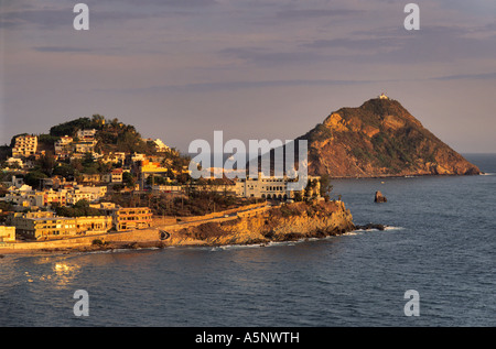 Leuchtturm El Faro in Dist, vom Cerro De La Neveria bei Sonnenuntergang, Mazatlan, Mexiko Stockfoto