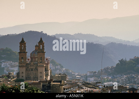 Kirche von Santa Prisca, entworfen von Miguel Custodio Duran, bei Sonnenuntergang, Blick vom Kirche Ojeda, Taxco, Mexiko Stockfoto