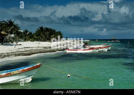 Boote am Karibik-Strand in Puerto Morelos, Quintana Roo Zustand, Yucatan, Mexiko Stockfoto