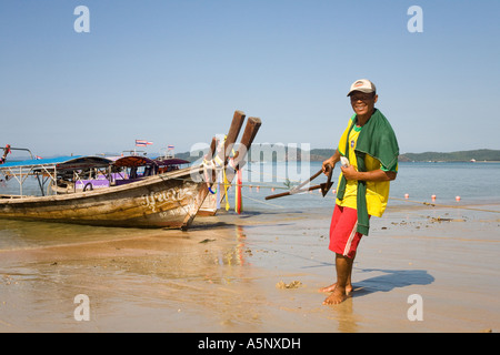 Schiffer heben Anker Krabi Provinz Beach Resort Thailand Stockfoto