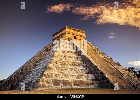 El Castillo (Piramide de Kukulcan), Maya-Ruinen, Sonnenuntergang, Chichen Itza, Yucatan, Mexiko Stockfoto