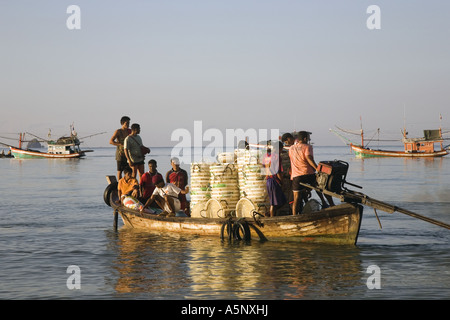 Fischerboote, Fischer, Meer, Arbeitnehmer, Meer, Angeln, Boot, Crew wieder mit fangen in der Morgendämmerung Fisherman's Beach Resort in Krabi, Thailand Stockfoto