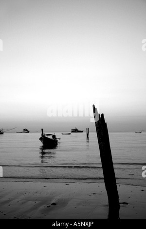 Traditionelle Thai Fischerboote bei Dämmerung Licht oder Sunrise   The Andaman Sea Krabi Beach Resort, Provinz Krabi Thailand Stockfoto