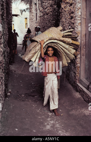 Jungen tragen Matten Pate Insel Lamu-Archipel Kenia Küste Ostafrikas Stockfoto