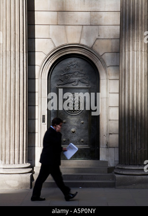 Geschäftsmann auf dem Handy geht es vorbei an der Bank of England Stockfoto