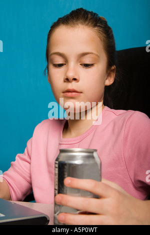 Heranwachsenden Mädchen trinken Diätsoda. Stockfoto