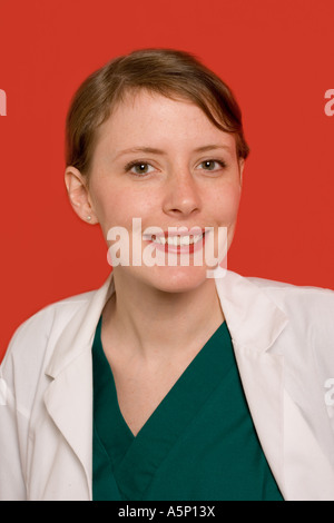 Krankenschwester, Medizinstudent oder junger Arzt lächelt. Stockfoto