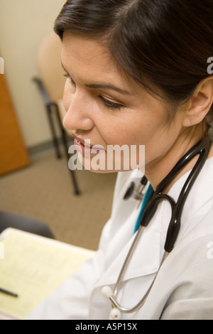 Krankenschwester oder Arzt liefert die Nachrichten an ihre Patienten. Stockfoto