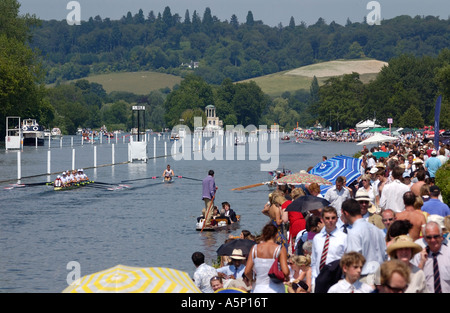 Am Ufer der Themse wimmelt es von Menschenmassen, die einen heißen Sommertag bei der Henley Royal Regatta genießen, einem Ruderevent Henley-on-Thames, England, Großbritannien Stockfoto