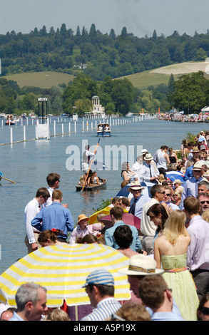 Den Ufern des Flusses Überlauf mit Menschen genießen das Ambiente der Henley Royal Regatta Stockfoto