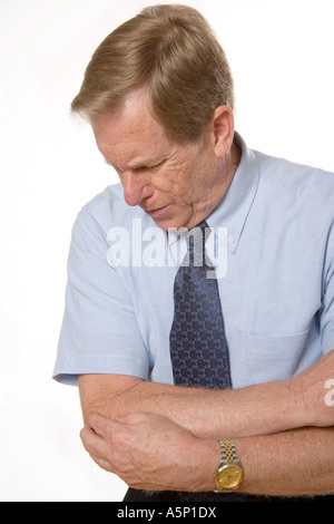 Man erfährt Schmerzen in den Ellbogen. Stockfoto