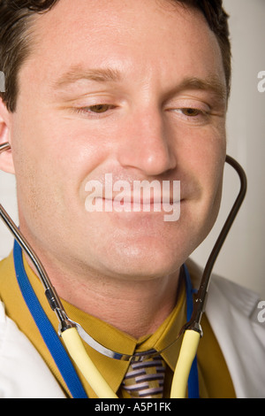 Nahaufnahme einer männlichen Caucausion Arzt des Patienten Herzschlag hören. Stockfoto