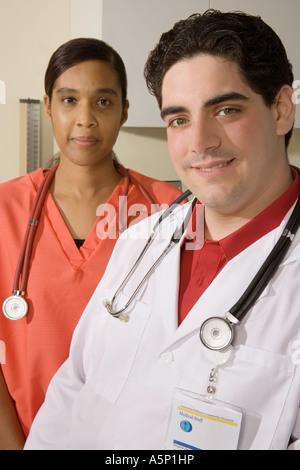 Krankenschwester und Arzt Porträt in der Arztpraxis zusammen. Stockfoto