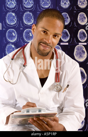 Schwarzen Arzt / Arzt zeichnet Informationen. Stockfoto