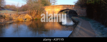 Brücke über Grand Union canal Kesselflicker Brücke Milton Keynes England Stockfoto