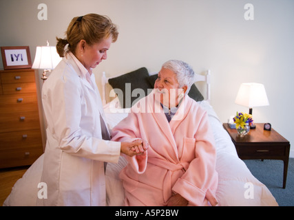 Home Gesundheit Krankenschwester besucht ältere Frau zu Hause oder in ihrem Zimmer im Pflegeheim. Stockfoto