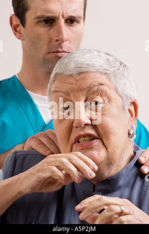 Arzt hört erwachsenen Patienten. Stockfoto