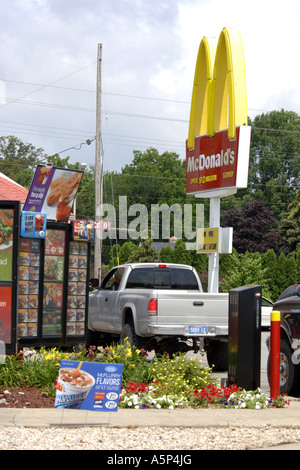 Drive-in bei McDonalds Fastfood-Restaurant. Stockfoto