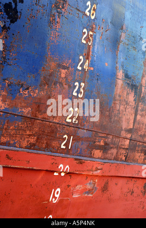 Zahlen auf der Seite von einem Schiff namens der Bezugslinie. Stockfoto