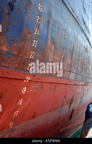 Zahlen auf der Seite von einem Schiff namens der Bezugslinie. Stockfoto