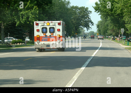 Eine amerikanische Ambulanz Beschleunigung entlang einer US-Highway in Michigan Stockfoto