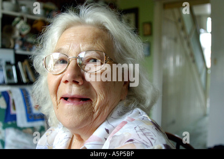 Porträt von glücklich lächelnde britische Rentner in ihrem Haus in London UK Stockfoto