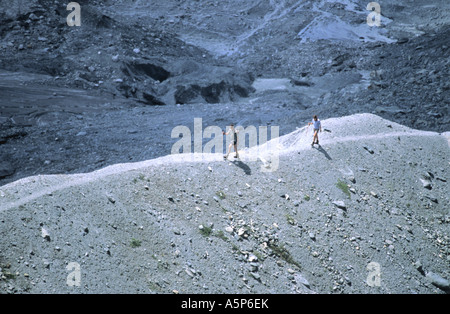 Zwei Wanderer auf eiszeitliche Moräne Stockfoto