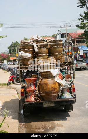 AAO nang kleiner Izuzi-Lieferwagen, beladen mit handbemalten Töpferwaren, Töpfen und Vasen, zum Verkauf im Gartencenter, Provinz Ao Nang Krabi, Südthailand Stockfoto