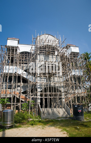 Neubau, asiatische Wohnbaustelle; Beton- und Holzgerüst aus asiatischem Bambus in der Provinz Krabi Town, Thailand, Großbritannien Stockfoto