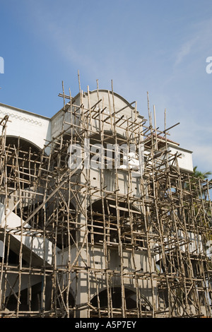 Neubau, asiatische Wohnbaustelle; Beton- und Holzgerüst aus asiatischem Bambus in der Provinz Krabi Town, Thailand, Großbritannien Stockfoto