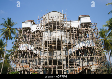 Neubau, asiatische Wohnbaustelle; Beton- und Holzgerüst aus asiatischem Bambus in der Provinz Krabi Town, Thailand, Großbritannien Stockfoto