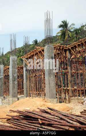 Ao Nang Beton und Holz-Gerüst auf neue Baustelle Krabi Stadt Provinz Süd-Thailand Stockfoto