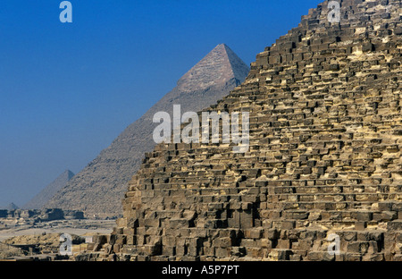 Pyramide des Cheops vor Pyramide des Chephren mit Kalkstein auf dem Gipfel, Pyramiden von Gizeh, Kairo, Ägypten Stockfoto