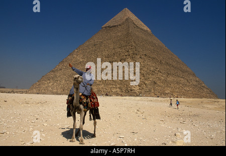 Kamelreiter vor Pyramide des Chephren mit Kalkstein auf dem Gipfel, Pyramiden von Gizeh, Kairo, Ägypten Stockfoto