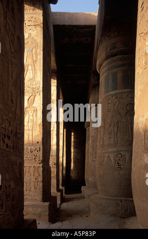 Medinet Habu, Kolonnaden in den zweiten Hof, antike Theben, Luxor, Ägypten Stockfoto