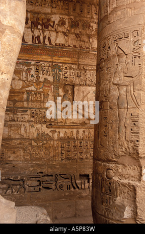 Medinet Habu, Kolonnade und Reliefs in den zweiten Hof, antike Theben, Luxor, Ägypten Stockfoto