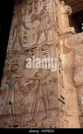 Medinet Habu, Pilaster des Portikus in das später angerufene Gericht mit Szenen der Angebote, antike Theben, Luxor, Ägypten Stockfoto