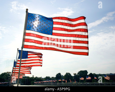 Amerikanische Flaggen auf Brücke, Westport, CT, USA. Stockfoto