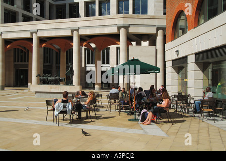 London Menschen entspannen außerhalb Café im sanierten Paternoster Square beherbergt heute an die Börse Stockfoto