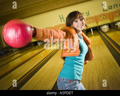 Nahaufnahme einer jungen Frau hält eine Bowling-Kugel Stockfoto