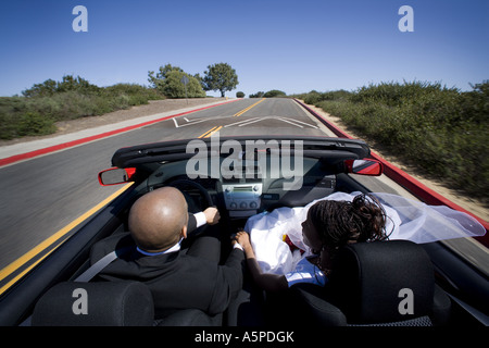 Rückansicht des ein Brautpaar im Auto Stockfoto