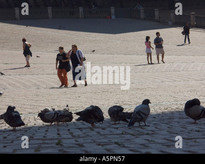 Fußgänger auf dem zentralen Platz Stockfoto